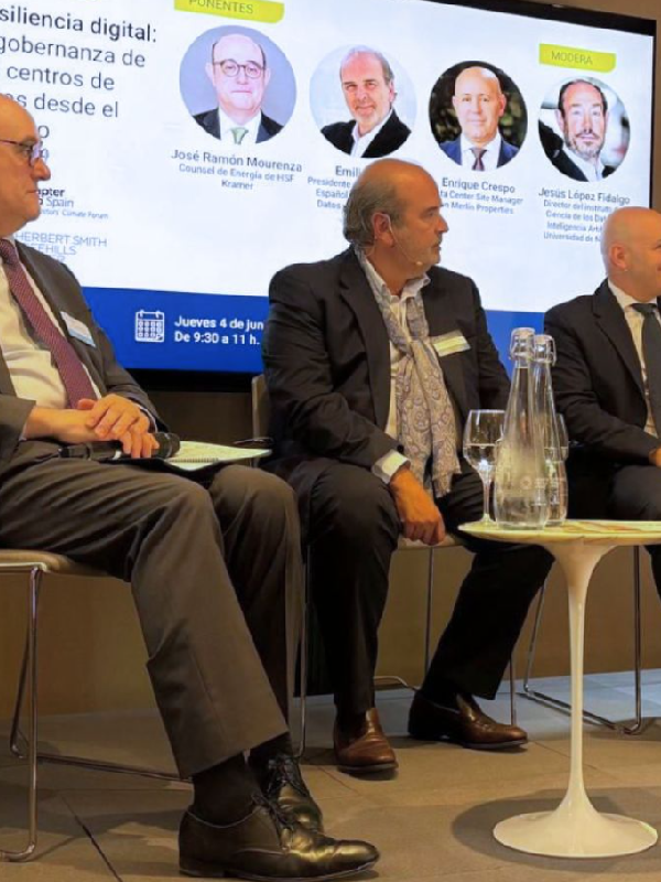 Discussion on data center governance and resilience with the participation of MERLIN Edged Data Centers.