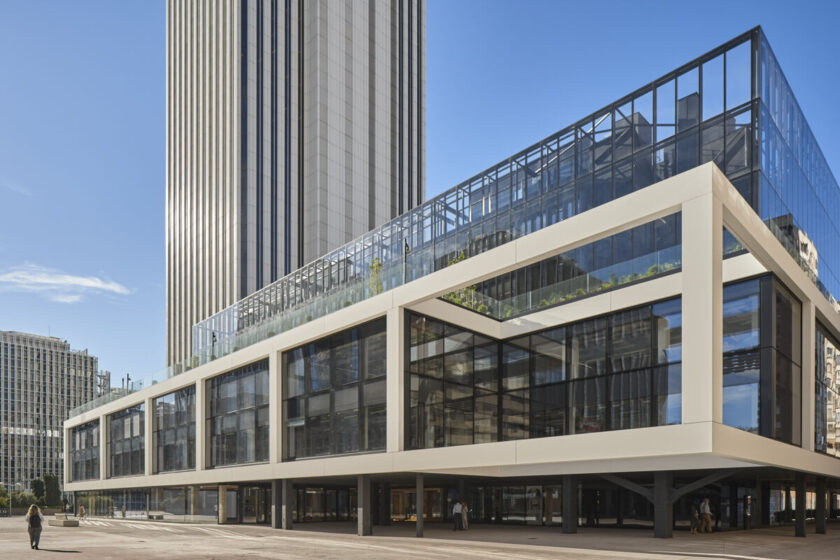 Edificio de oficinas Ruiz Picasso 11 con certificación LEED Zero Carbon, un referente en sostenibilidad, eficiencia energética y espacios de trabajo responsables en Madrid.