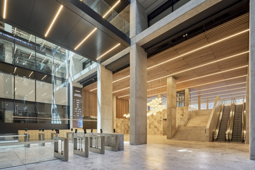 Interior de Ruiz Picasso 11, edificio de oficinas en Madrid que analiza el consumo energético y la movilidad de sus usuarios para reducir su impacto ambiental.