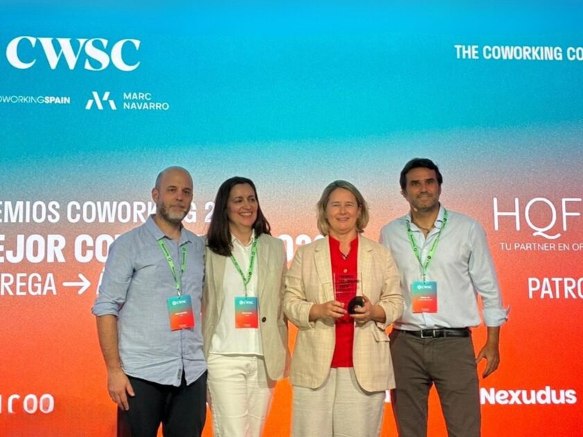 Reconocimiento a LOOM como mejor coworking 2026 durante la Coworking Spain Conference, destacando su experiencia de usuario y modelo de trabajo flexible.