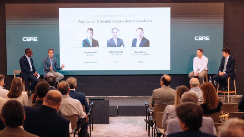Gabriel Nebreda de IREN, Gabriel Harris de CBRE y Francisco Rivas de MERLIN Properties durante el encuentro sobre tendencias en centros de datos celebrado en Madrid.
