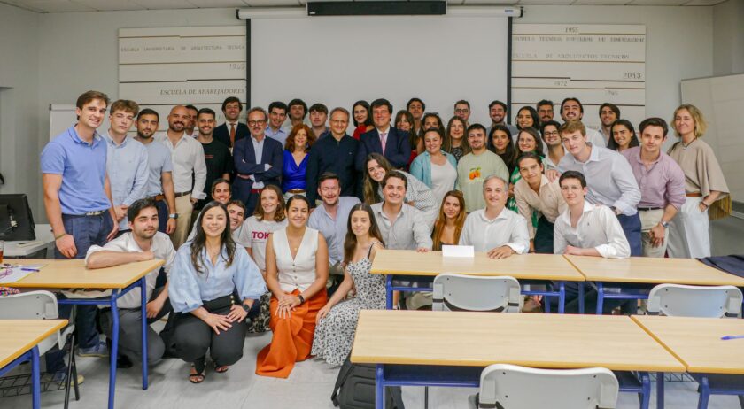 Profesionales de MERLIN Properties junto a alumnos del Grado Inmobiliario de la Universidad Politécnica de Madrid (UPM) tras una jornada formativa centrada en el sector inmobiliario, la innovación y el desarrollo del talento en real estate.