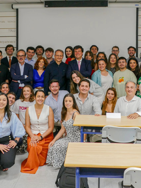 Equipo de MERLIN Properties y estudiantes del Grado Inmobiliario de la Universidad Politécnica de Madrid (UPM) durante una sesión sobre innovación, real estate y los retos del sector inmobiliario.
