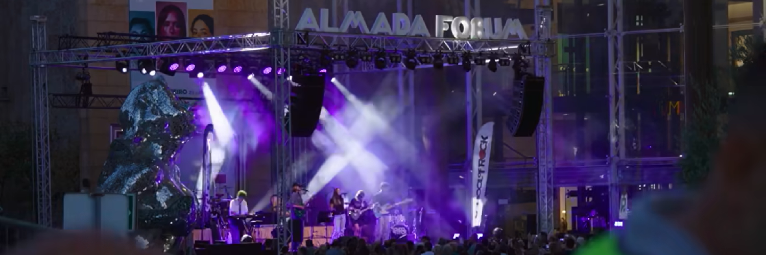 Imagen de Almada Forum Music Sessions con conciertos gratuitos al aire libre en el centro comercial Almada en Lisboa.