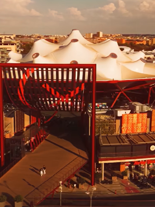 X-Madrid en Madrid, espacio de ocio con surf, buceo y escalada para disfrutar del verano.